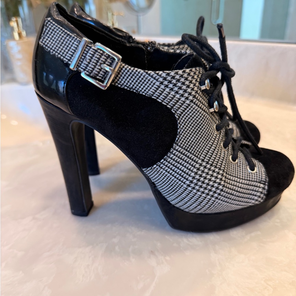 Gianna Bini platform heel booties featuring a black and white plaid print Sz 6.5 - Picture 2 of 12